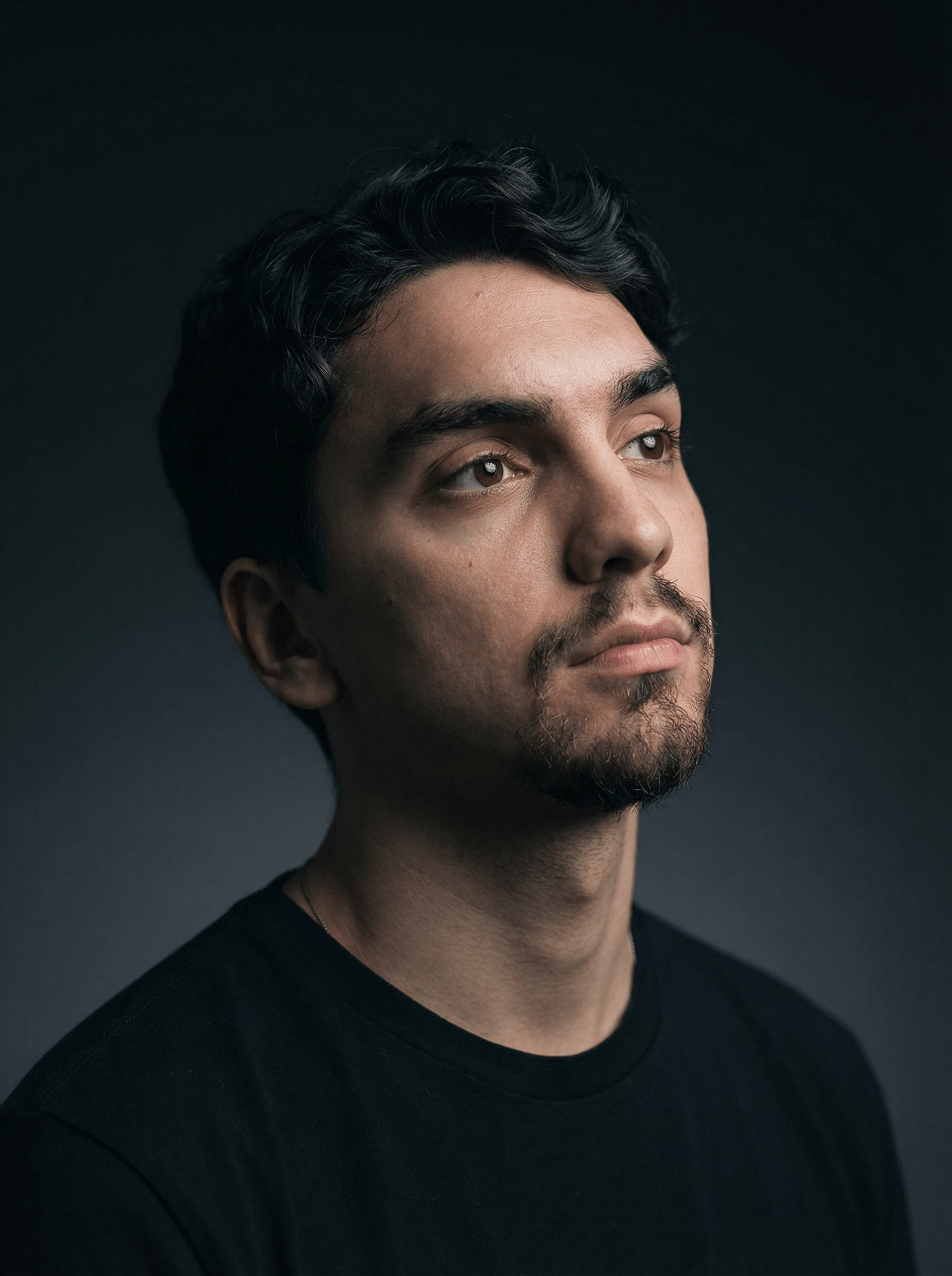 Eduardo Godoy, fundador da Ordy Studio, em seu espaço de trabalho.